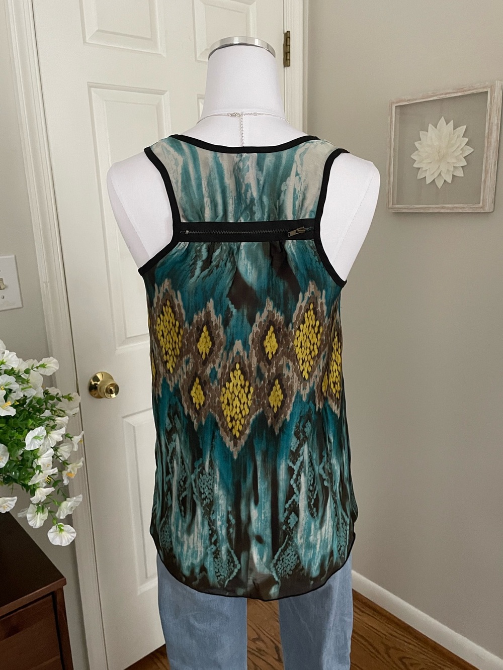Women's Teal & Yellow Printed Sleeveless Blouse - Picture 5 of 8